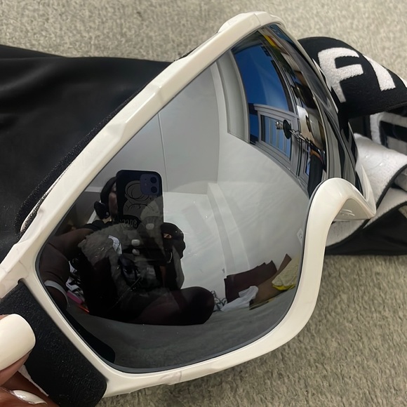 WHITE WOMAN’S SNOW MOBILE SKI SNOWBOARDING SNOW ACTIVITIES GOOGLES *NEW* - Picture 4 of 10